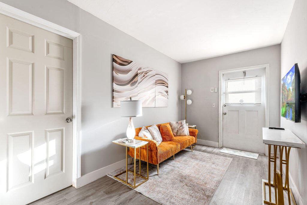NORTH HOLLYWOOD SQUARE AMEN PLAT - Residential Lease