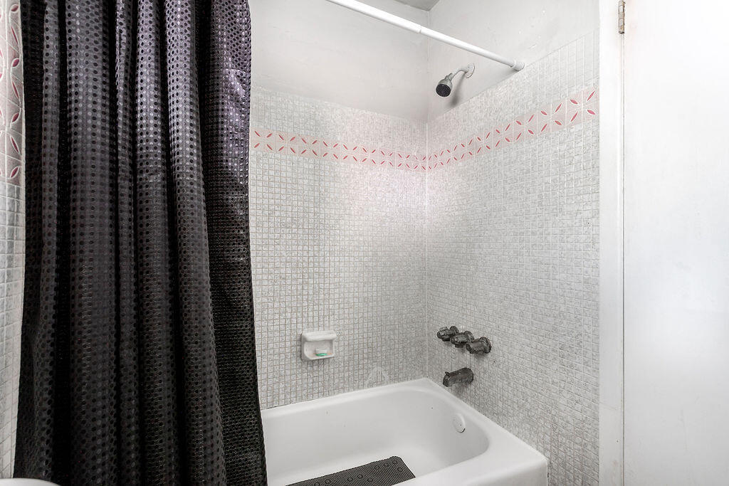 NORTH HOLLYWOOD SQUARE AMEN PLAT - Residential Lease