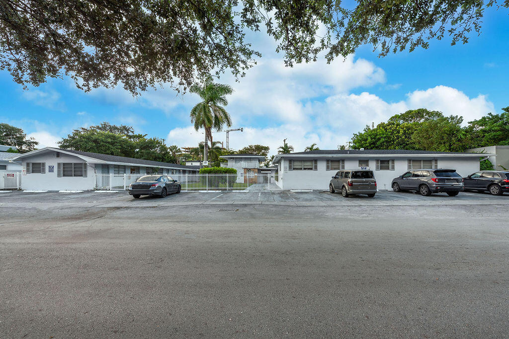 NORTH HOLLYWOOD SQUARE AMEN PLAT - Residential Lease