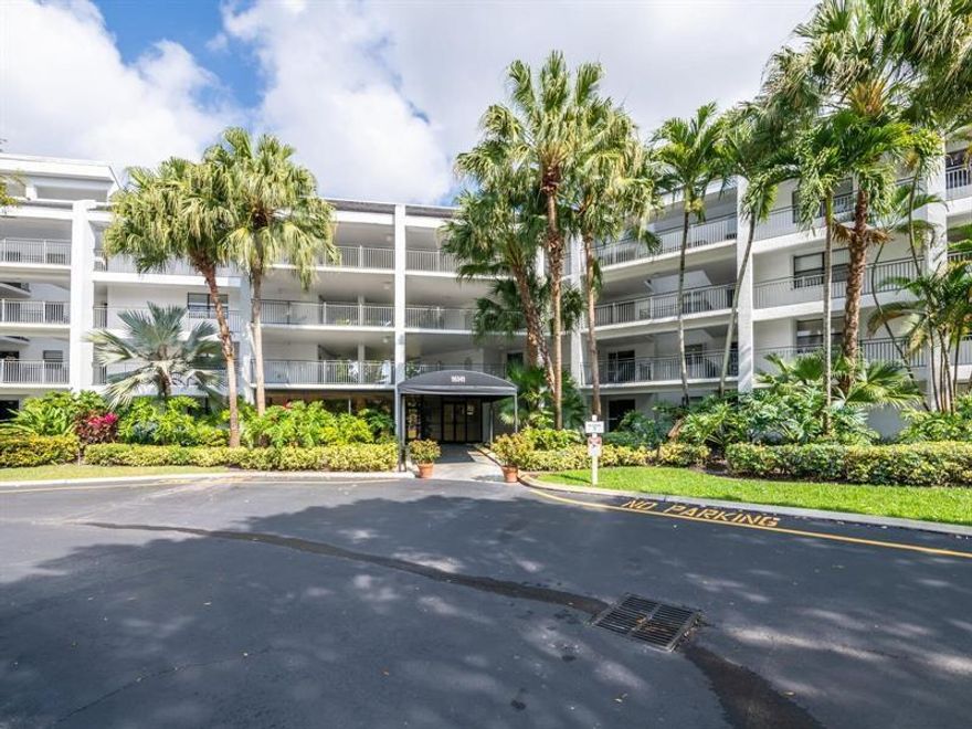 LOVELY 2/2 CONDO IN THE FAIRWAYS ON BONAVENTURE GOLF COURSE. 3RD FLOOR UNIT AND A VERY SPACIOUS OPEN FLOOR PLAN WITH BEAUTIFUL FINISHES. * NEUTRAL STONE LOOK 18X18 TILE * UPDATED KITCHEN WITH STAINLESS STEEL APPLIANCES AND GRANITE COUNTERS * ALMOND FOIL CABINETS * MASTER HAS WALK-IN CLOSET WITH ORGANIZERS PLUS HAS SEPARATE DOUBLE SHELVED CLOSET * NICE TILE IN BEDROOMS * SPACIOUS SCREENED IN COVERED BALCONY OVERLOOKING THE GOLF COURSE * KNOCKDOWN CEILINGS AND WALLS *  FULL SIZE WASHER AND DRYER IN THE UNIT * DINING ROOM FEATURES WET BAR WITH GRANITE AND ALMOND FOIL CABINETS MATCHING THE KITCHEN * DON'T MISS THIS WONDERFUL OPPORTUNITY IN WESTON!.THE TENANT NEED TO PROVIDE RENTAL INSURANCE.