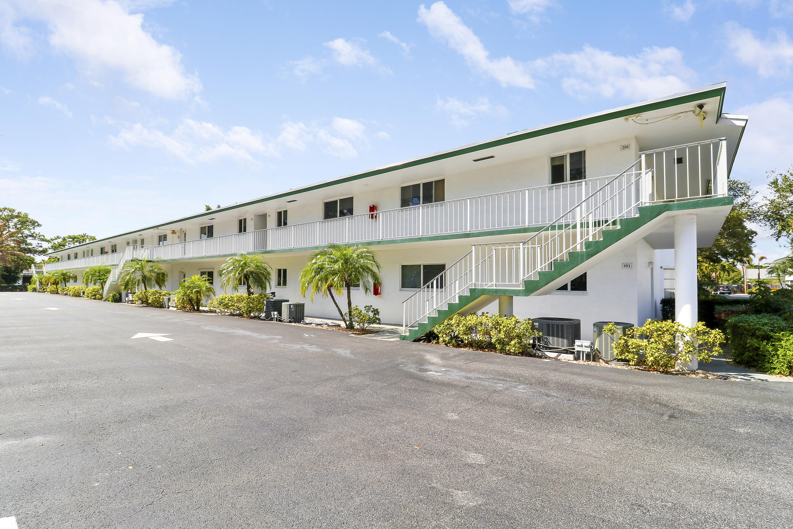TEQUESTA GARDEN CONDO 5 - Residential