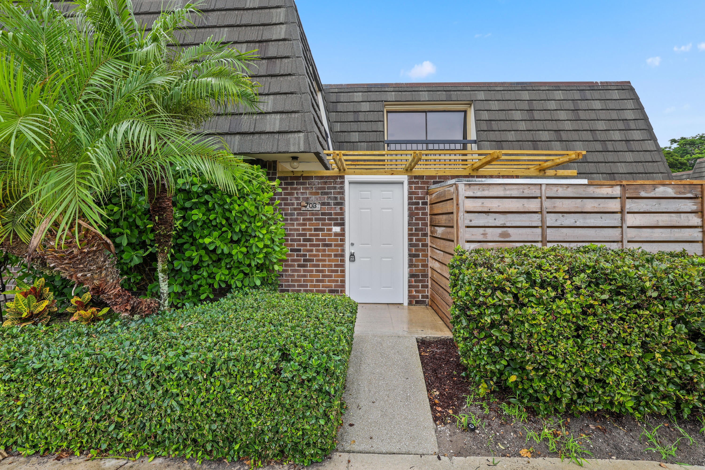 703 7th Terrace, Palm Beach Gardens, FL, 33418/$460,000 2 703 7th Terrace