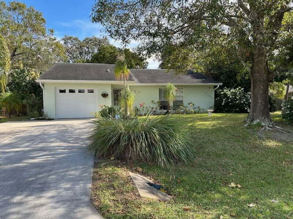 Photo of 425 Banyan Street, Sebastian, FL 32958 (MLS # B26032025)