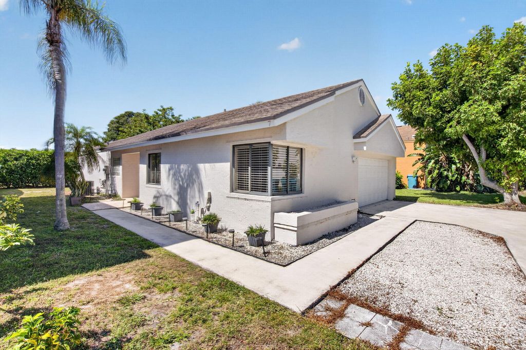 Photo of 7 Kyle Way, Boynton Beach, FL 33426 (MLS # B26023486)