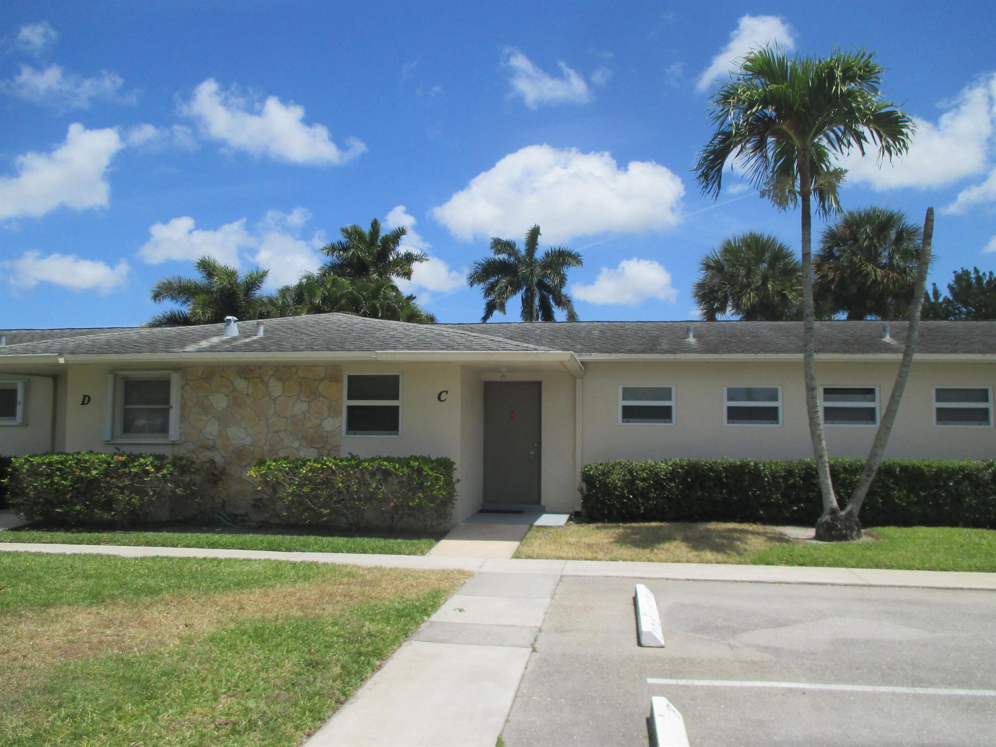 Lovely 1BR 1.5BA in Emory section of Cresthaven. Clubhouse, pool, gym,, activities etc. Close to shopping.