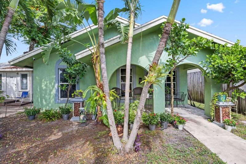 Just minutes from Lake Avenue and the beach, this spacious 3 bed, 2 bath home gives you the lifestyle most people vacation for. Think: morning coffee from a local cafe, bike rides to the ocean, and dinner just steps from your front door.With no HOA, a 1 car garage, and dual street access (you can park in front or the back), you've got the freedom and flexibility most homes can't offer. Whether you're hosting, relaxing, or investing, this home fits the vision.