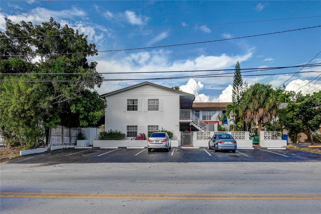 Beautifully remodeled 6 unit building in Prime Fort Lauderdale.
40 year certification completed, roof re-done in 2021, all units are remodeled.
Amazing unit mix, with 3 units having private backyards.
Laundry in unit, and on site!
This is a no brainer!