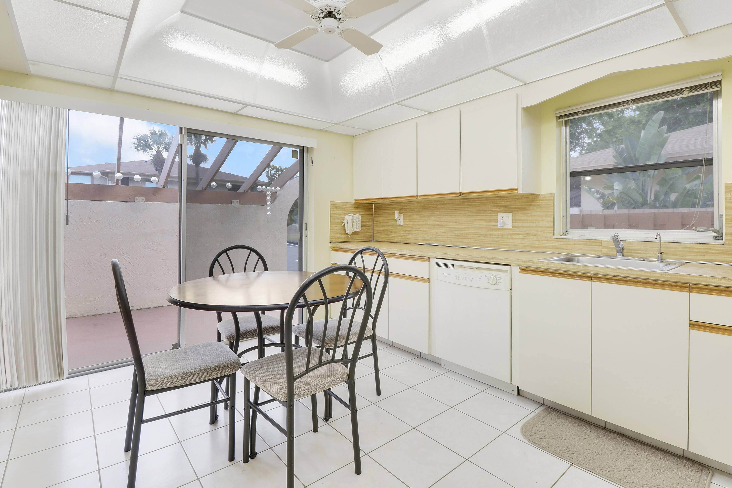 PALM GREENS AT VILLA DEL RAY CONDO II - Residential Lease