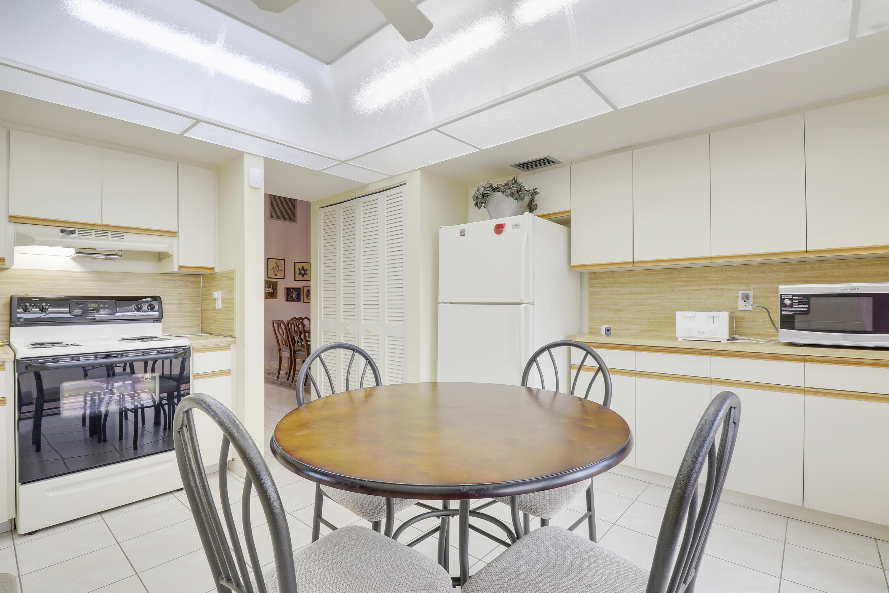 PALM GREENS AT VILLA DEL RAY CONDO II - Residential Lease