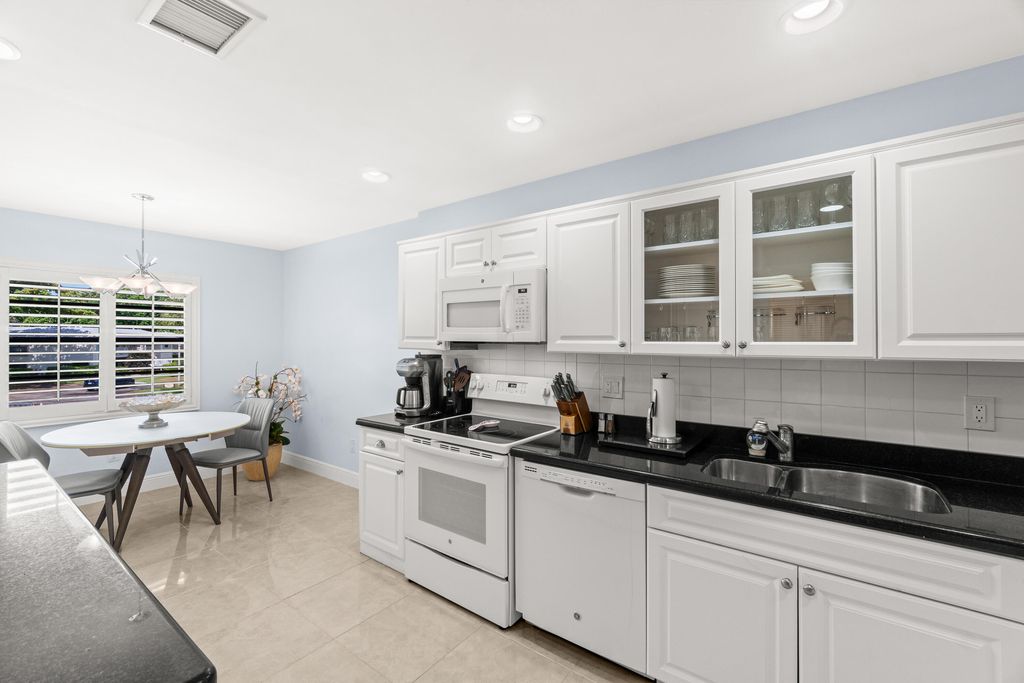 Photo of 5 Westgate Lane #B, Boynton Beach, FL 33436 (MLS # B26019703)