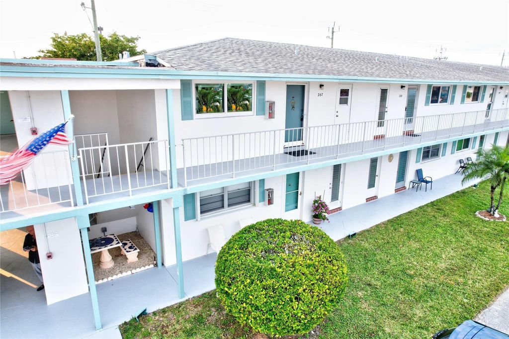 Photo of 1117 Lake Terrace #208, Boynton Beach, FL 33426 (MLS # F10551838)