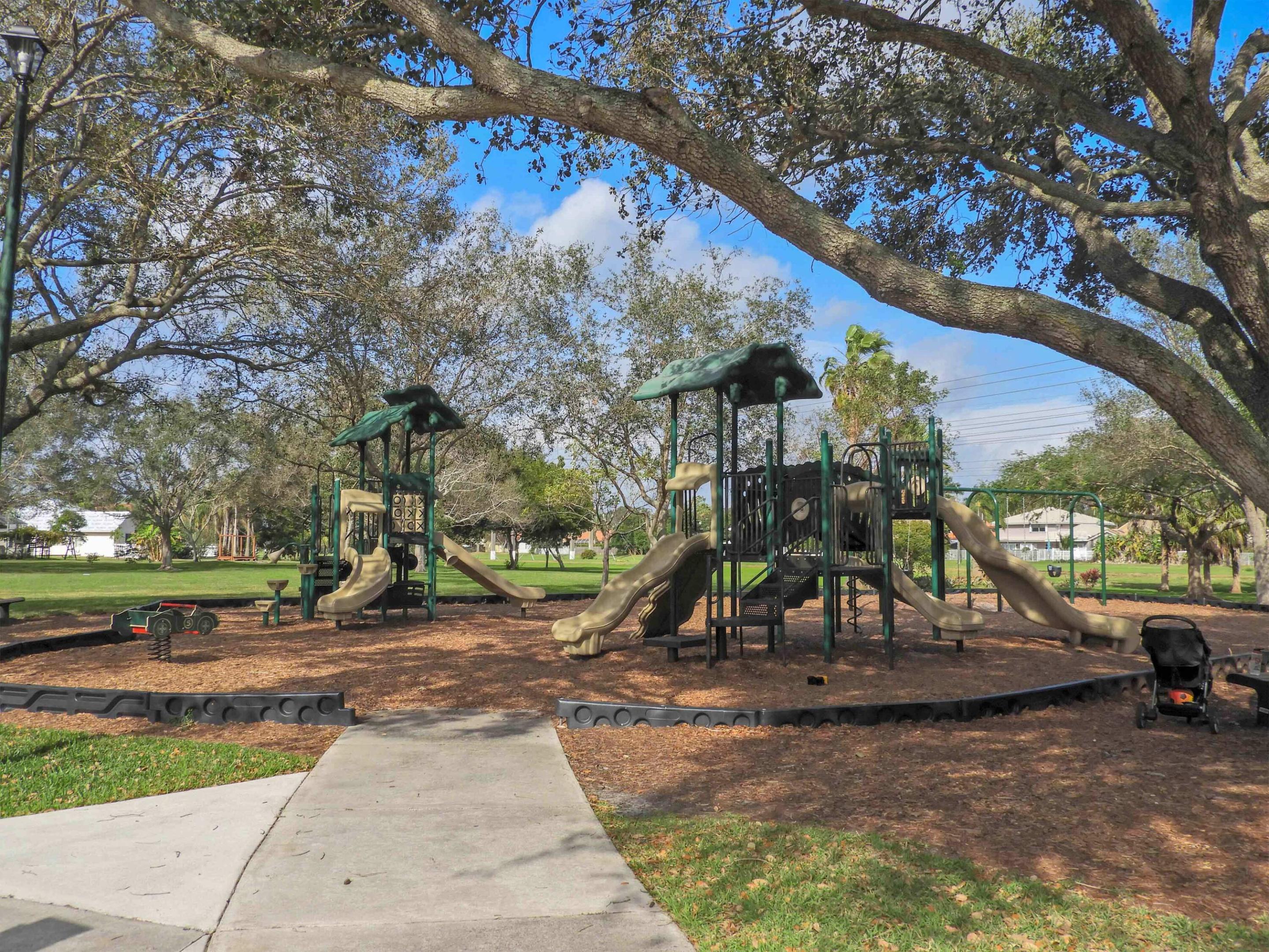 EMBASSY LAKES - Residential