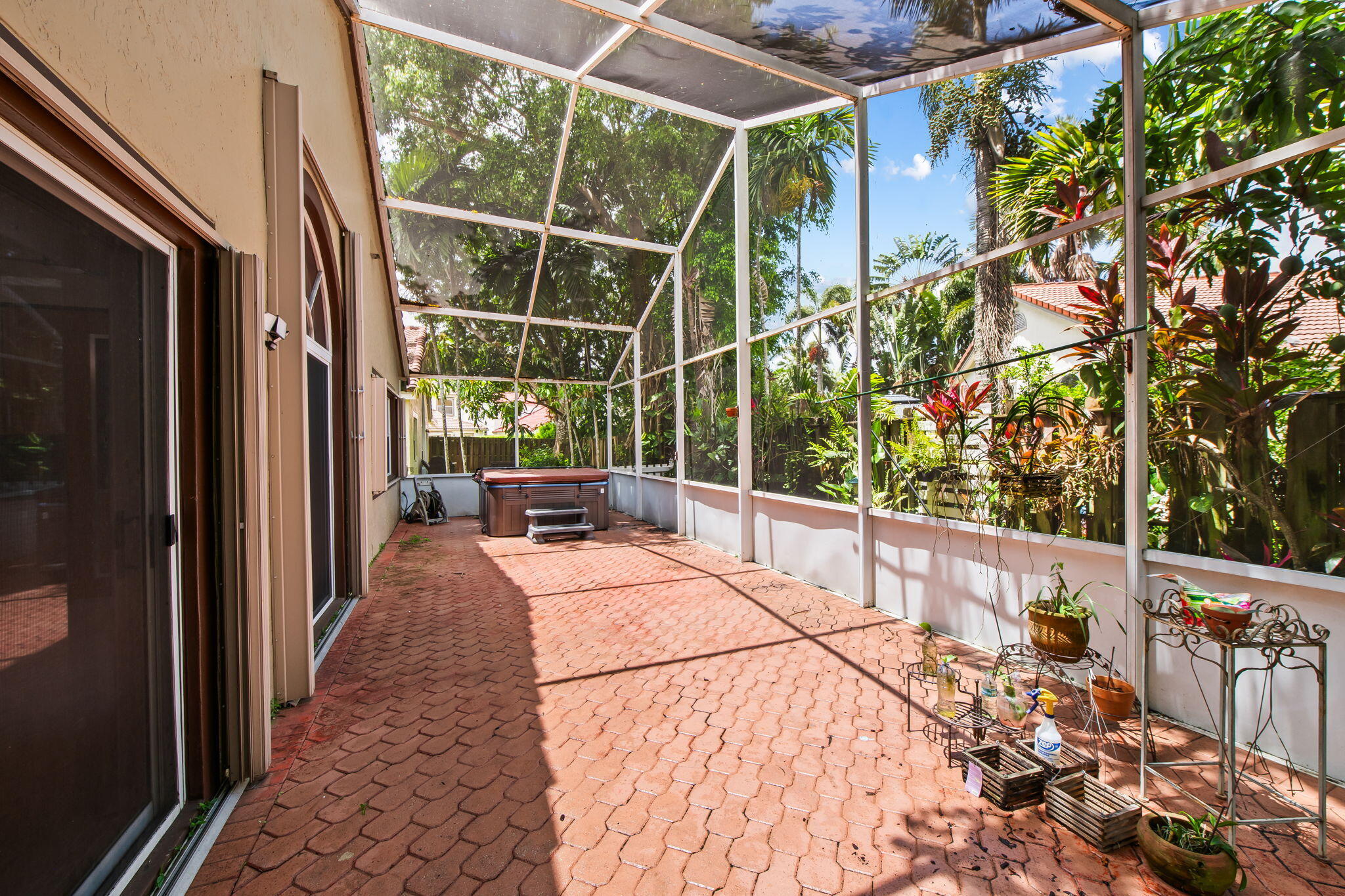 EMBASSY LAKES - Residential