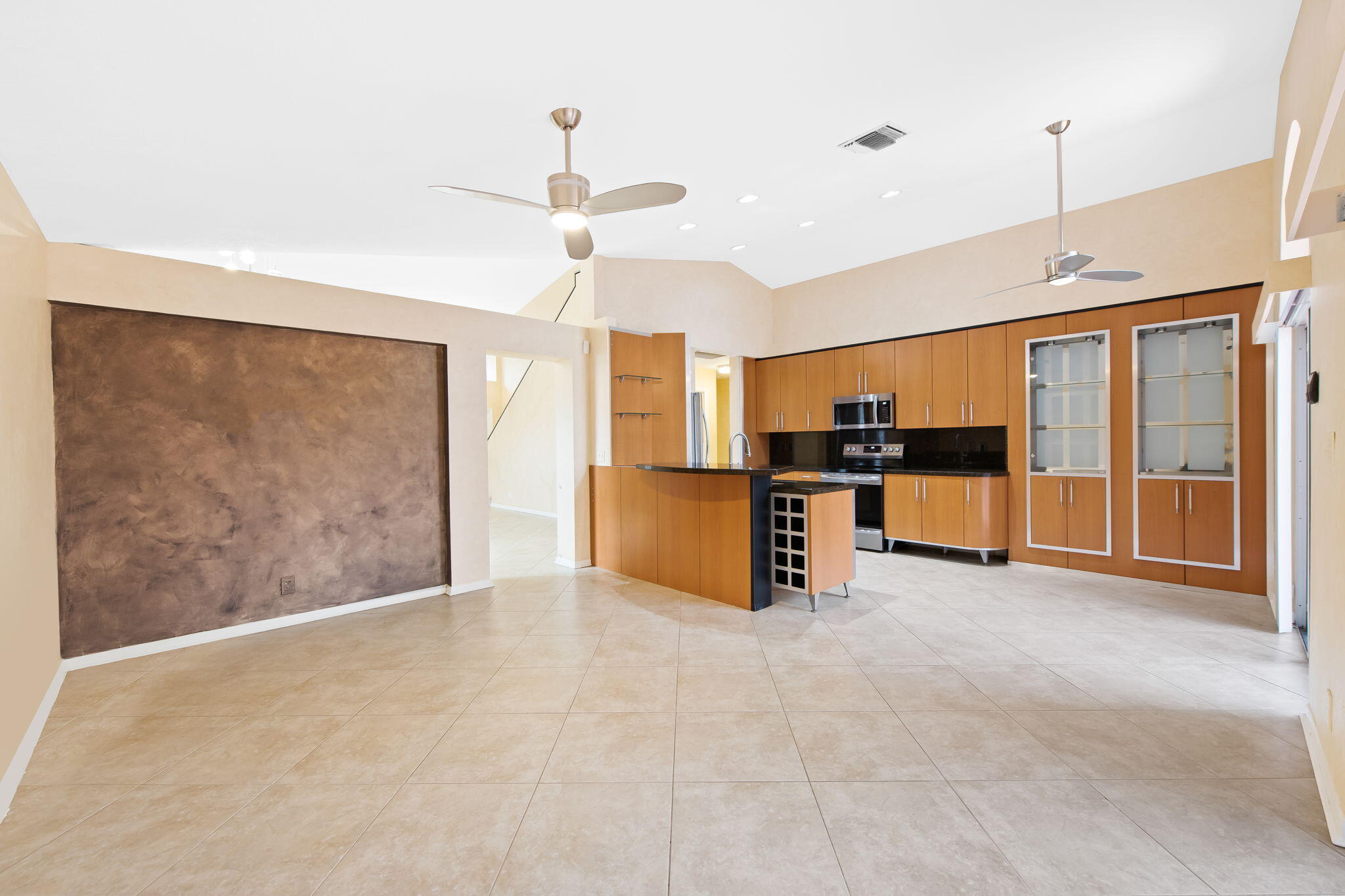 EMBASSY LAKES - Residential