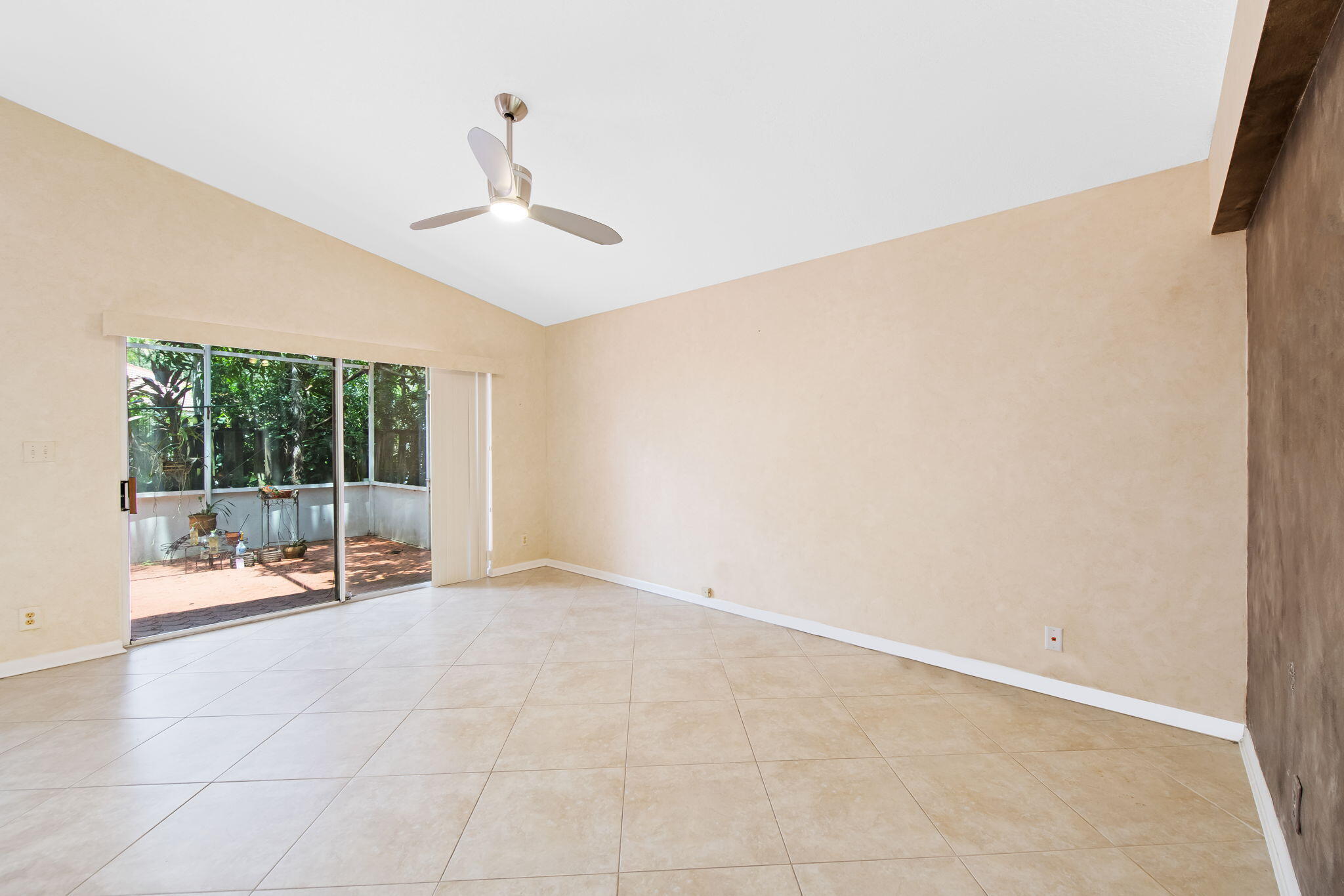 EMBASSY LAKES - Residential