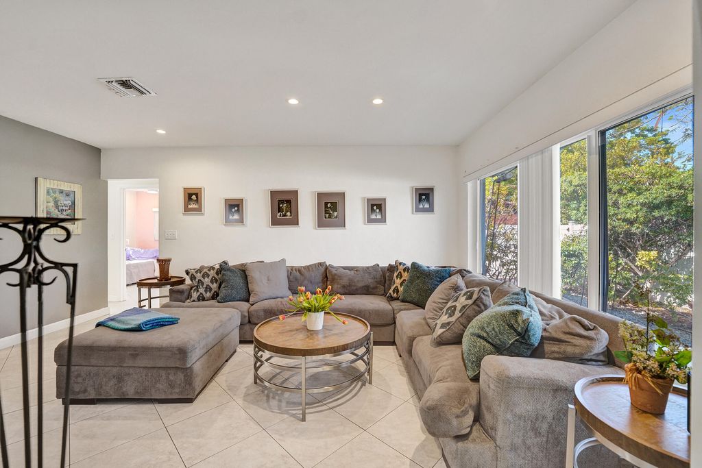 Photo of 1036 NE 9th Avenue, Fort Lauderdale, FL 33304 (MLS # B26024988)