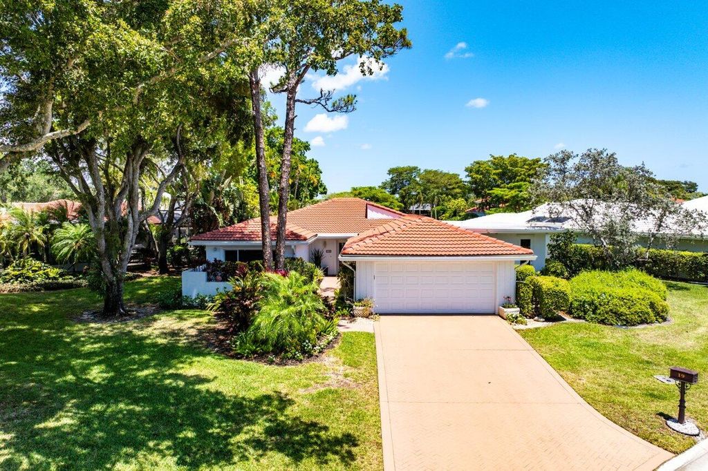 Photo of 19 Estate Drive, Boynton Beach, FL 33436 (MLS # R11082568)
