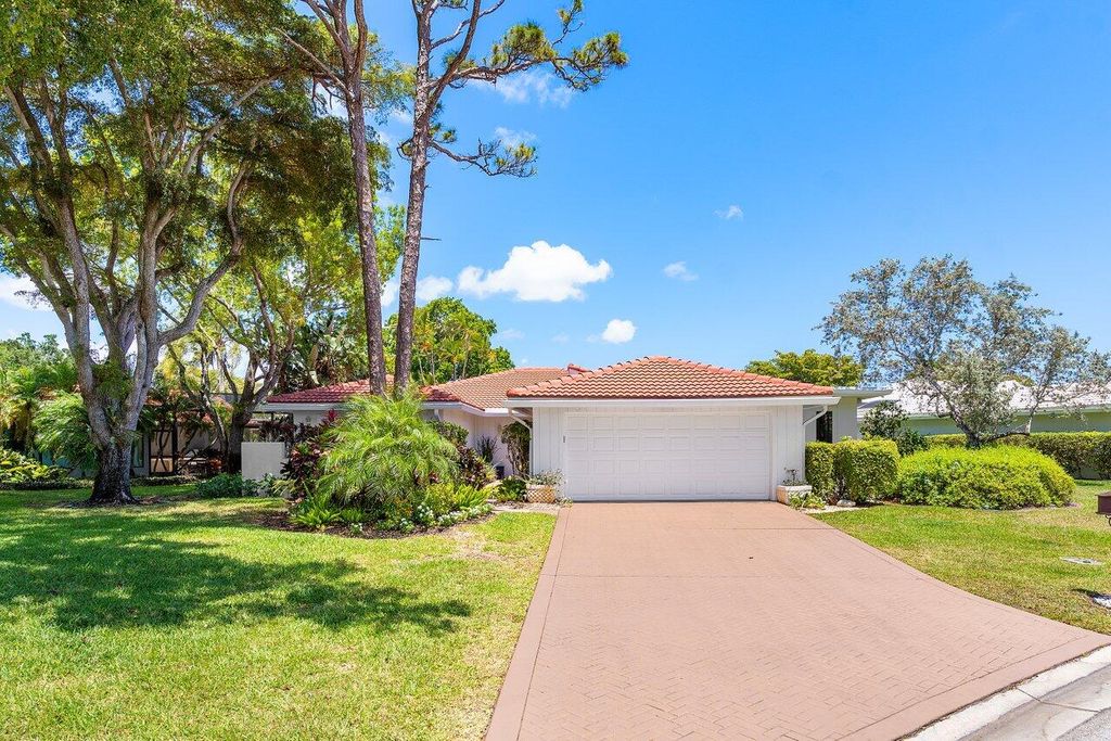 Photo of 19 Estate Drive, Boynton Beach, FL 33436 (MLS # R11082568)