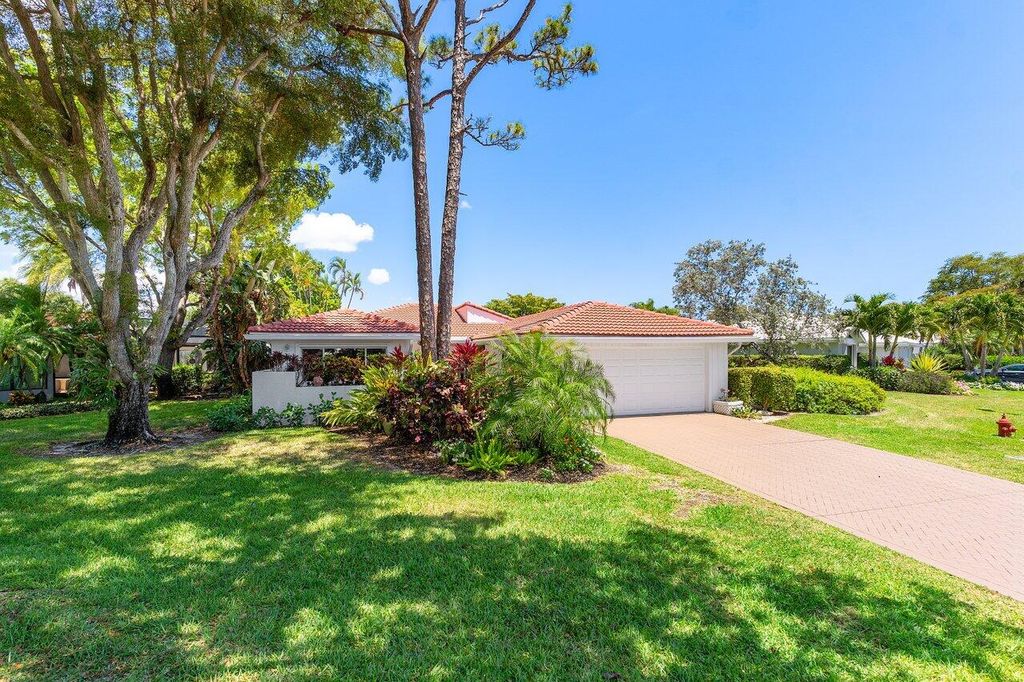 Photo of 19 Estate Drive, Boynton Beach, FL 33436 (MLS # R11082568)