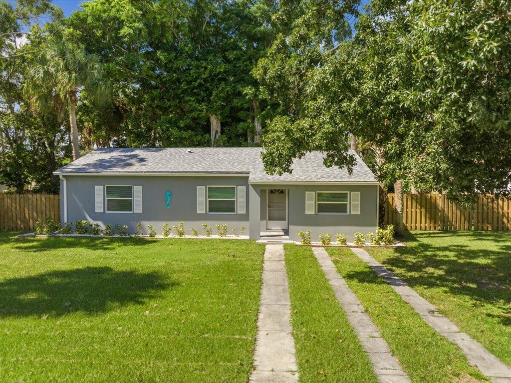 Photo of 807 S 12th Street, Fort Pierce, FL 34950 (MLS # R11135518)