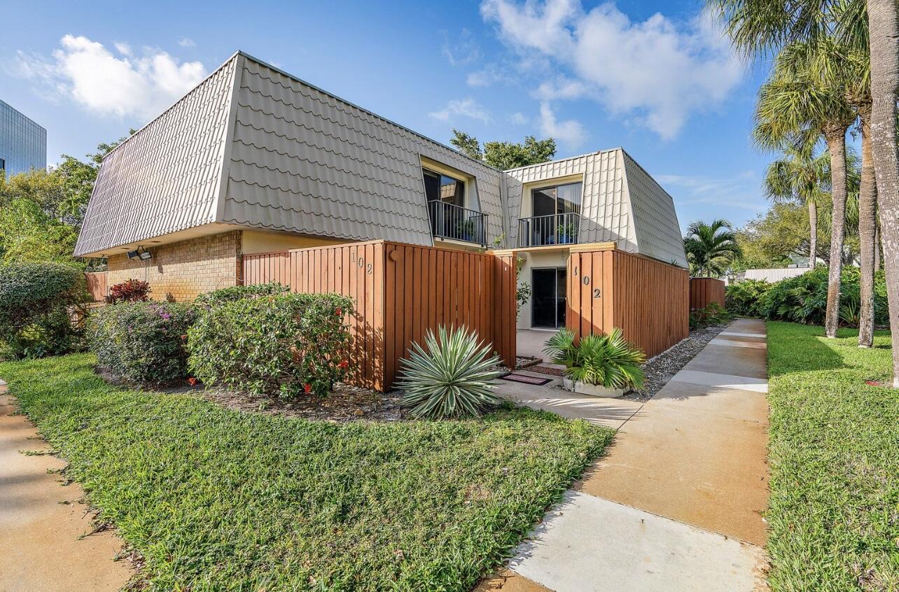 AVAILABLE March 1. Enjoy this beautiful fully upgraded unit in a gated community!! Kitchen, bathrooms and flooring are completely renovated. Unit has three spacious bedrooms, wood floors and a spacious courtyard / patio perfect for outside living . Both bedrooms upstairs have their own balcony. The community pool is very nice and close to the unit. Great location - Embassy Park is in the heart of West Palm Beach! Close to everything including beaches, PBI Airport, City Place, Target and Palm Beach Outlets are just across the street!!