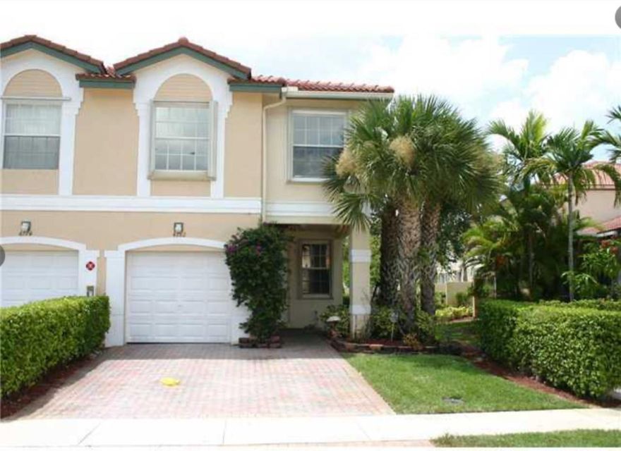 4/2.5 townhome with one car garage, conner unit,  unit in good condition, all bedroom located at 2nd floor, tenant occupied on month to month.  the best schools and shops Coral Springs has to offer, Gated community,