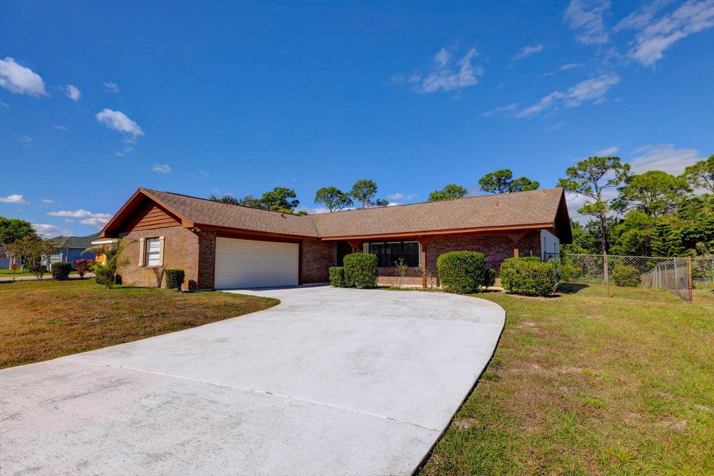 Photo of 543 SE GREENWAY Terrace, Port Saint Lucie, FL 34983 (MLS # B26077867)