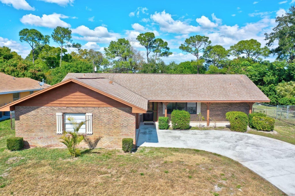 Photo of 543 SE GREENWAY Terrace, Port Saint Lucie, FL 34983 (MLS # B26077867)