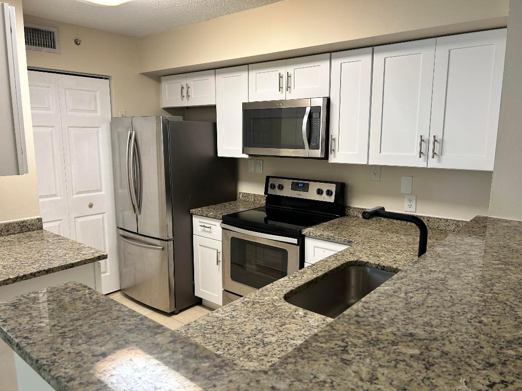 ST ANDREWS AT BOYNTON BEACH CONDO - Residential Lease