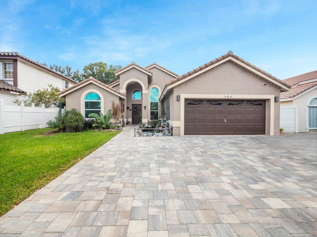 Photo of 8 Lawrence Lake Drive, Boynton Beach, FL 33436 (MLS # R11059770)