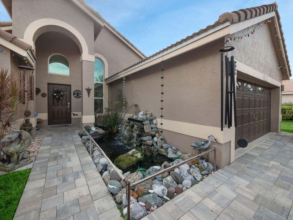 Photo of 8 Lawrence Lake Drive, Boynton Beach, FL 33436 (MLS # R11059770)