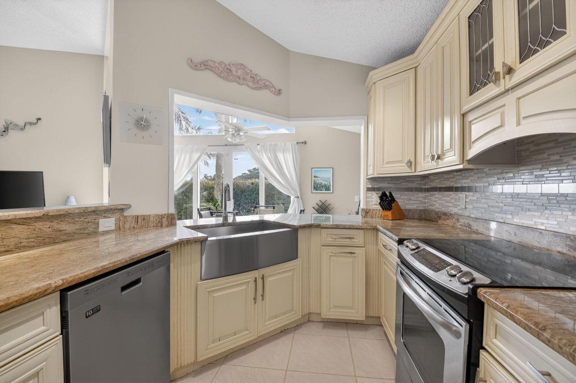 SAWGRASS LAKES HOMES, Lakeridge - Residential