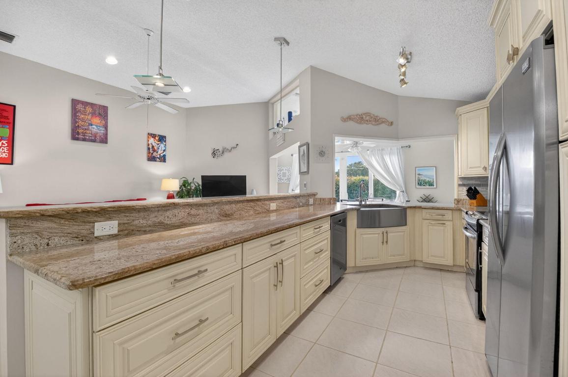 SAWGRASS LAKES HOMES, Lakeridge - Residential