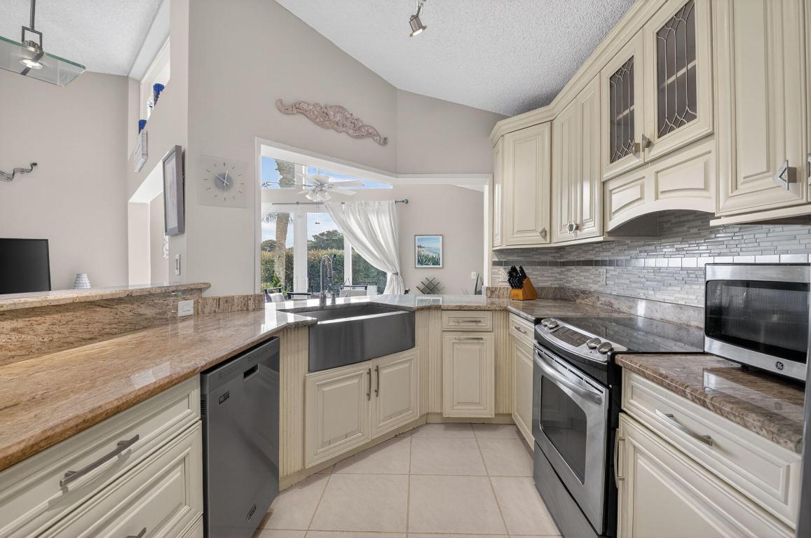 SAWGRASS LAKES HOMES, Lakeridge - Residential