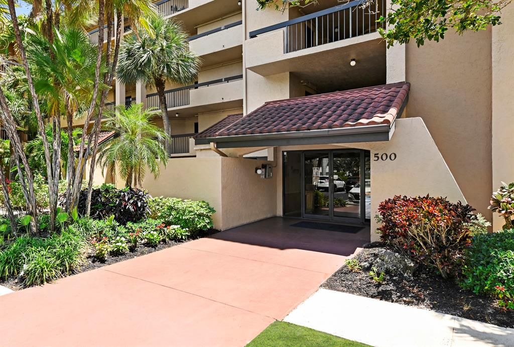 Remodeled and beautifully appointed rarely available 3 bedroom 3 full bathrooms. This Condominium is centrally located to Downtown Delray, Highways and Beaches. This penthouse unit has been recently renovated new kitchen and new bath. The entire apartment has impact window and doors. The spacious screened patio is large and opens from the living room and master bedroom.