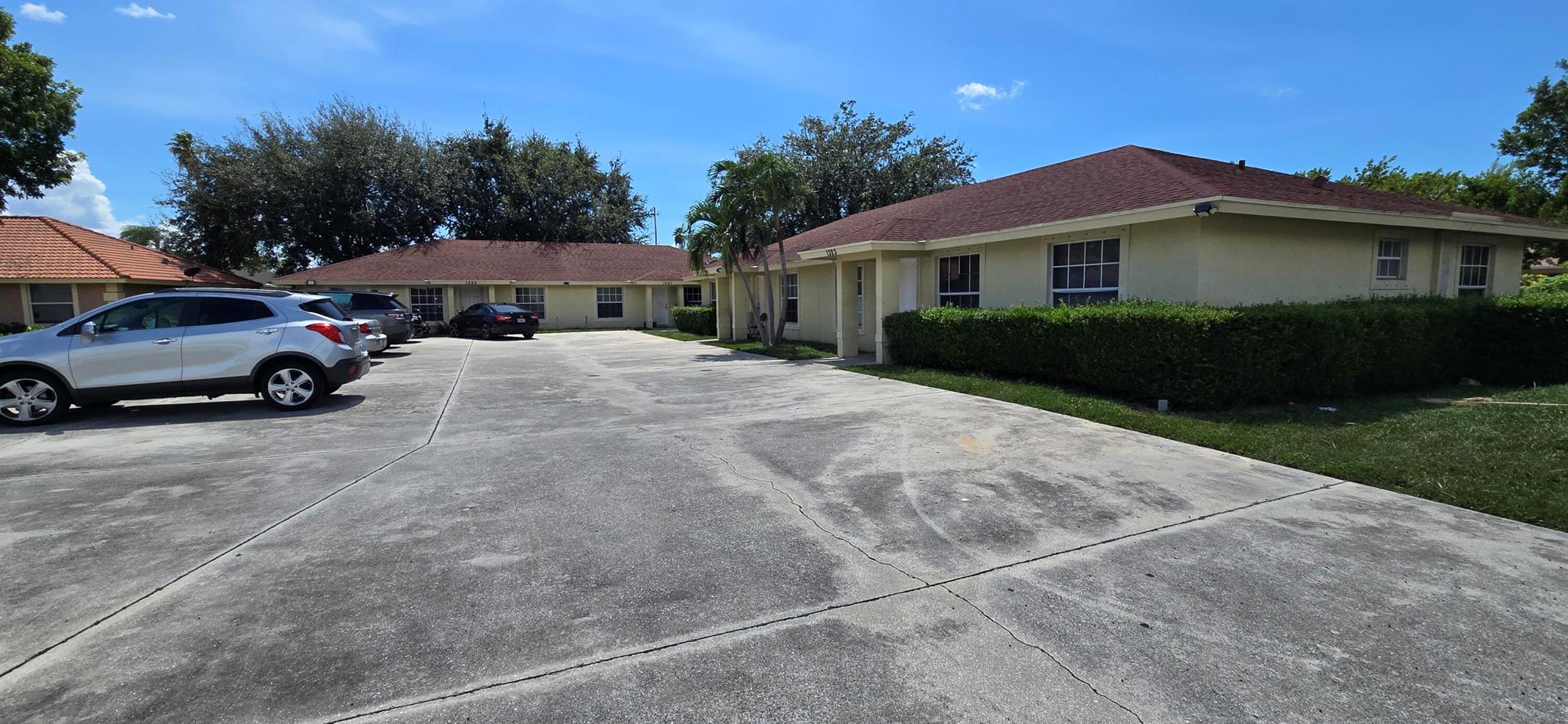 Vacant and very clean unit. Washer & dryer inside. Very nice area. Great schools. 2 parking space. The unit has been freshly painted.