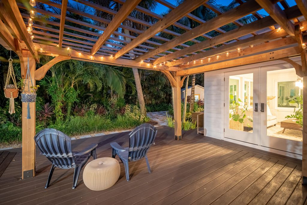 Photo of 547 SW Riverview Street, Stuart, FL 34994 (MLS # B26046028)