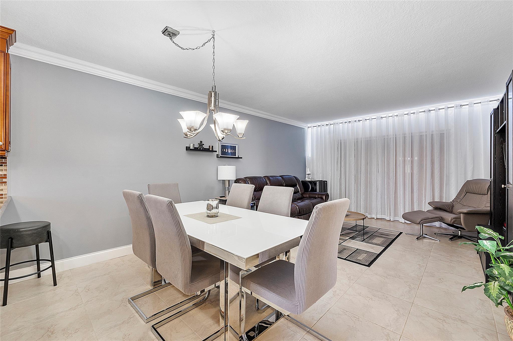5051 W Oakland Park Blvd 301, Lauderdale Lakes, FL, 33313/$149,000 4 5051 W Oakland Park Blvd 301