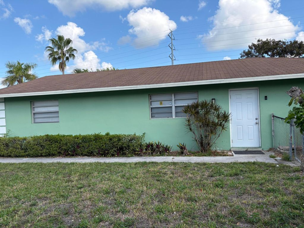 Photo of 5954 Bahama Court, West Palm Beach, FL 33407 (MLS # B26007789)
