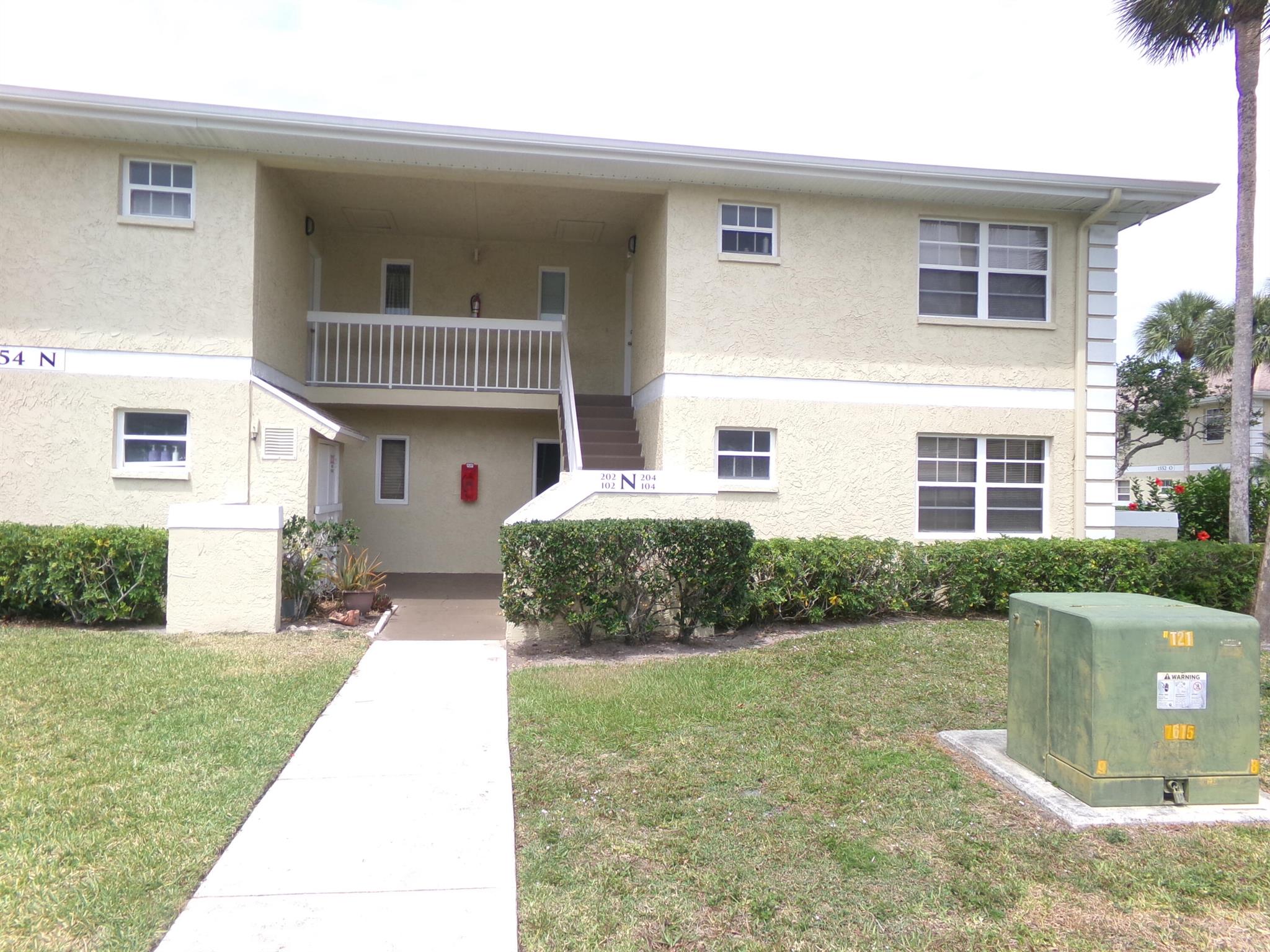 Freshly painted 2 bedroom, 2 bathroom condo located East of US1 in Midport Place II. Clos e to Parks and beach. Amenities include Community Pool and Clubhouse.