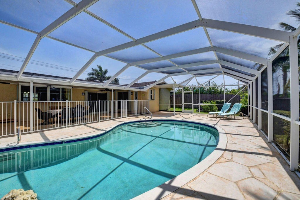 Photo of 1086 SW 28th Avenue, Boynton Beach, FL 33426 (MLS # B26084007)