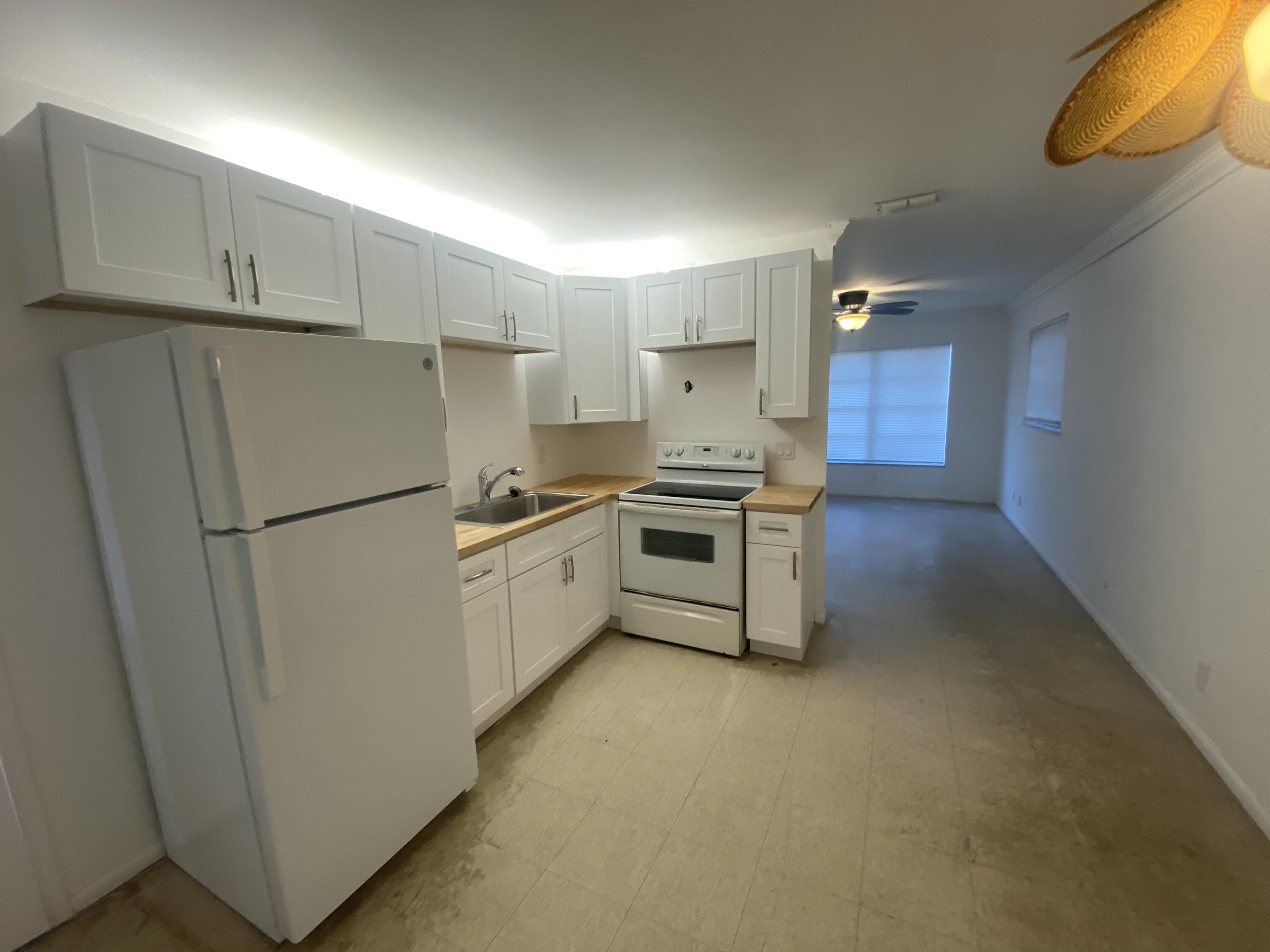 Spacious 2 bedroom, 1 bath apartment, located in ideal location! Don't miss this opportunity to lives close by the beach, supermarket and i95. Please drive by the property before calling for a tour.