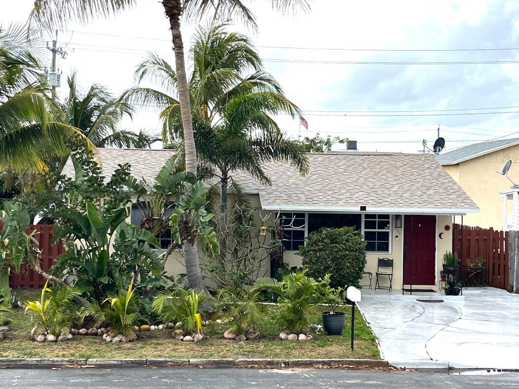 Photo of 1123 N H Street, Lake Worth Beach, FL 33460 (MLS # R10965580)