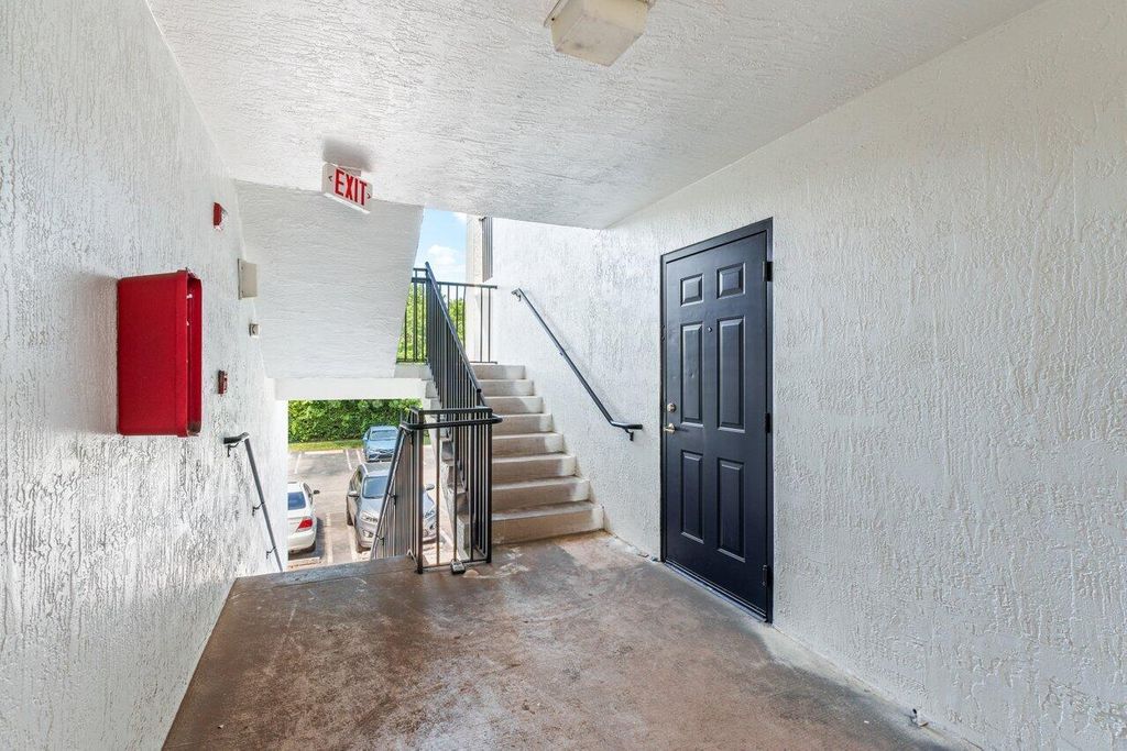 Photo of 1013 Villa Circle, Boynton Beach, FL 33435 (MLS # R10984799)