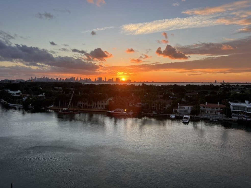 5600 Collins Avenue 11P