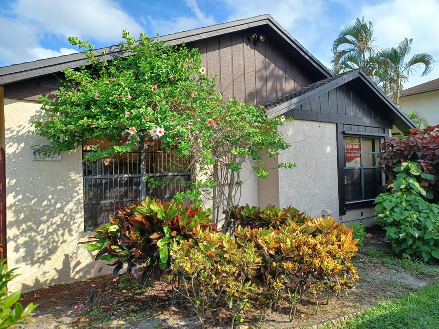 Charming 3-bedroom, 2-bathroom single family home in Garden Hills.  Updated kitchen with pantry, corian countertops, water filter, renovated bathrooms, large, screened porch overlooking walking path. Low HOA, complete set of storm shutters, must see!!