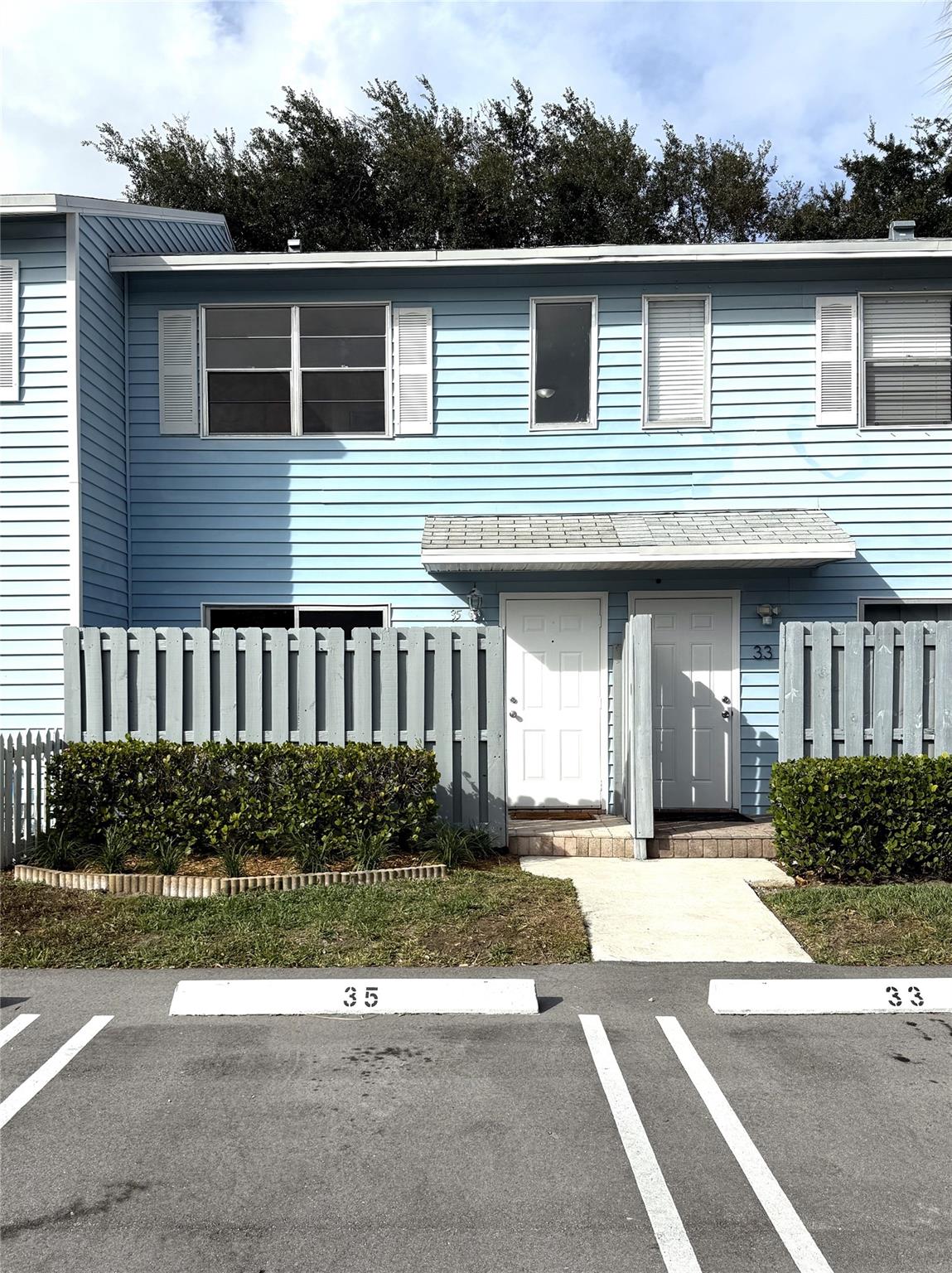 Townhome 2 bed/ 1 1/2 baths, quiet and safe neighborhood, walk to shops and restaurants, community pool, close to I-95, move in ready.