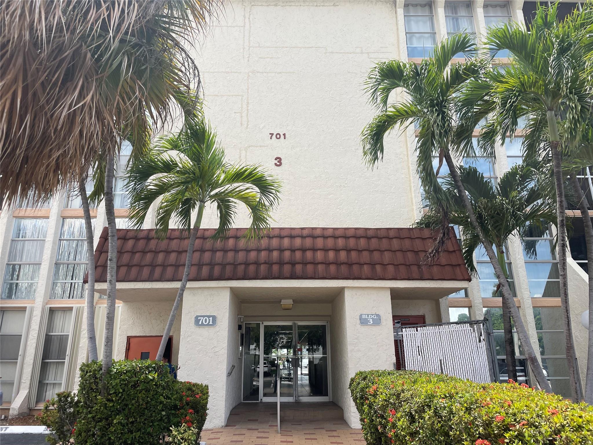 Everyday will feel like a vacation!
Beautifully furnished, 1-bedroom 1.5 bath condo - convenient for private residence & home office. Unit features a screened balcony off the bedroom, with view of passing water crafts along the intracoastal. Eat-in kitchen, walk-in closet, plantation shutters giving full view of gorgeous sunsets. Washer & dryer on same floor across from elevator.
Safe, family-friendly community: pool, tennis, boating club within walking distance. 1 assigned parking space.
Close to beach, restaurants, Village of Gulfstream, casinos, Aventura Mall, Walmart. Joseph Scavo Park just across street.
Note: Hallway renovation underway - new walls & flooring being installed.
Required: 1st, last & security + background screening. Condo Association approval required.