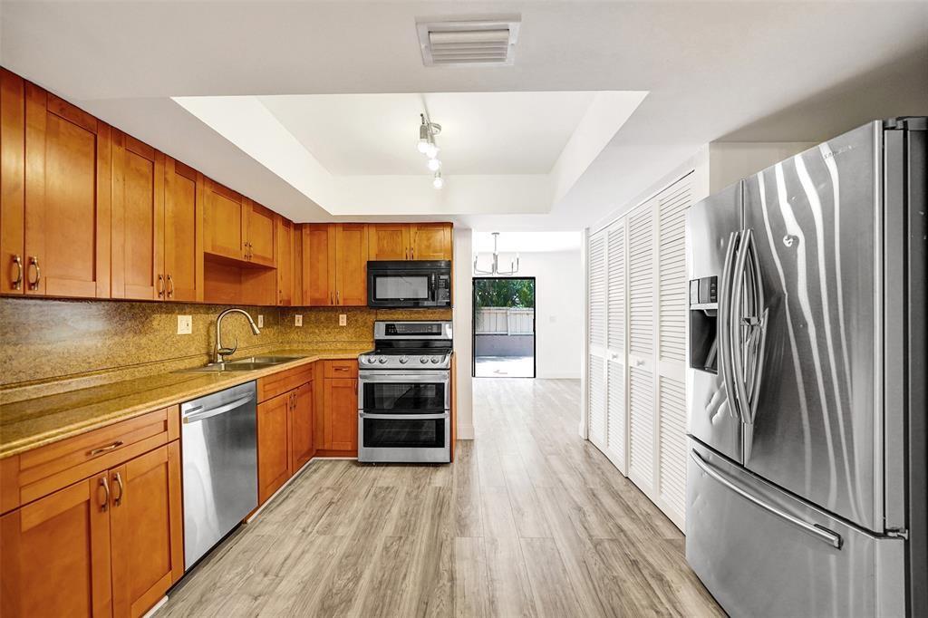 TOWNHOUSES OF EMERALD HIL - Residential Lease