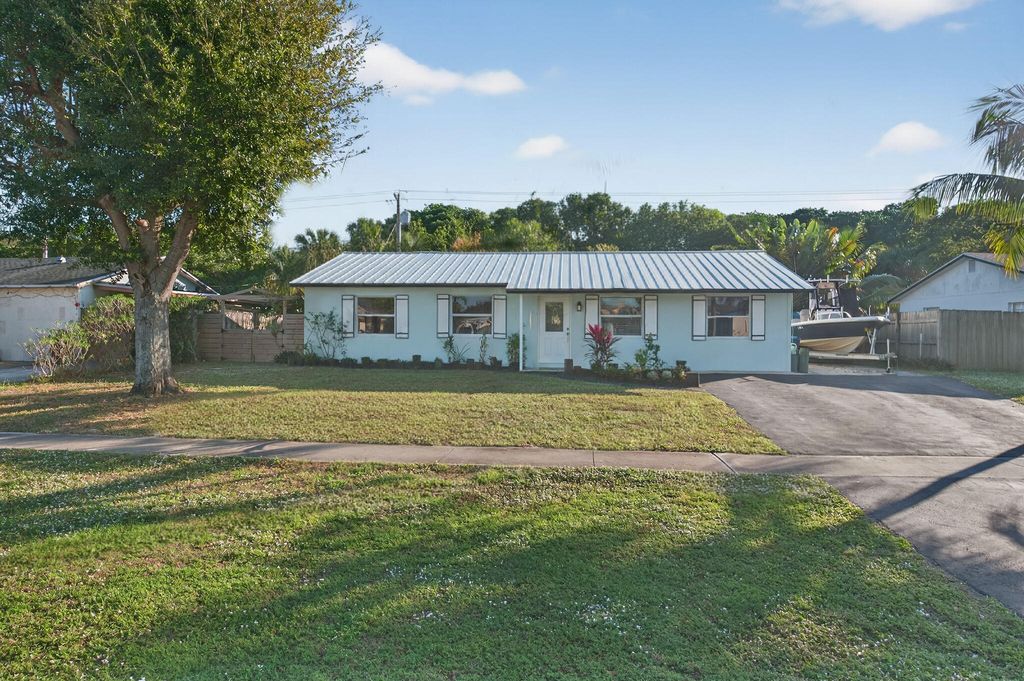 Photo of 1206 Mohican Boulevard, Jupiter, FL 33458 (MLS # R11150263)